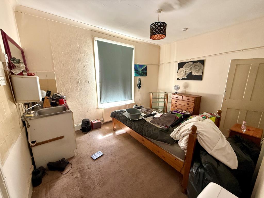 Lot: 171 - RESIDENTIAL INVESTMENT WITH POTENTIAL - Room five